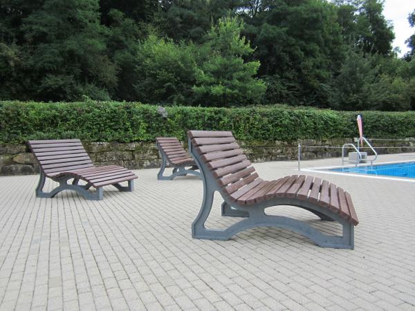 Aveto Liegebank Grau-Braun wetterfest aus Recycling-Kunststoff